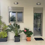 Leonidas House * Hanya