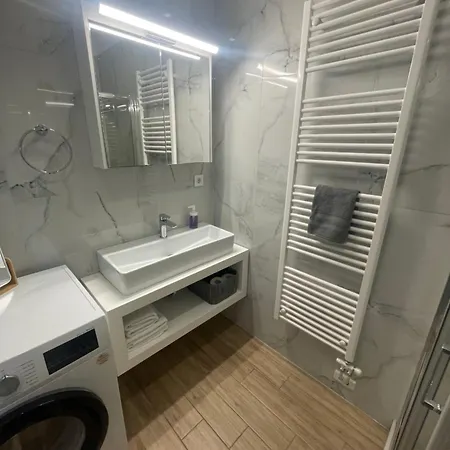 Leonidas House Apartamento *