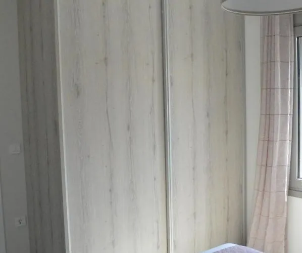 Leonidas House Apartament *