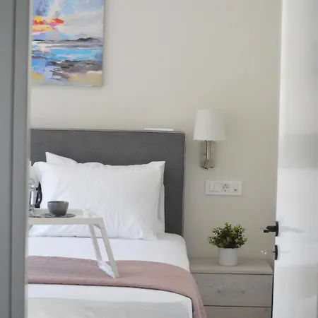 Leonidas House Апартаменти