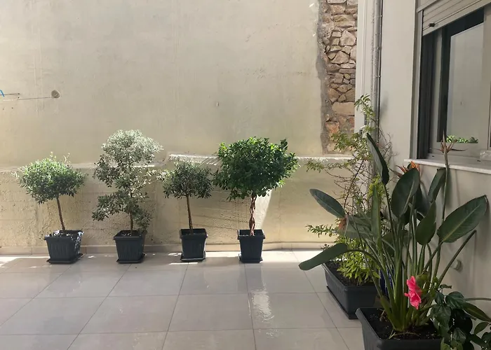 アパート Leonidas House